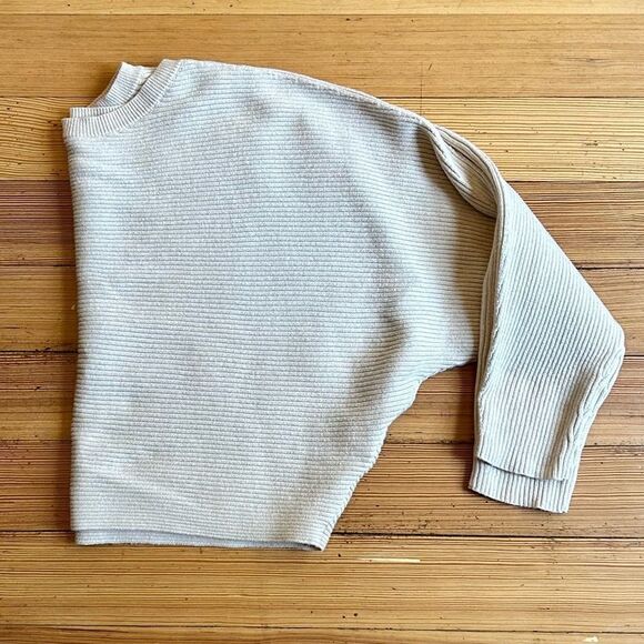 H&M cropped textured knit dolman sleeve sweater. Size S. - Picture 7 of 8